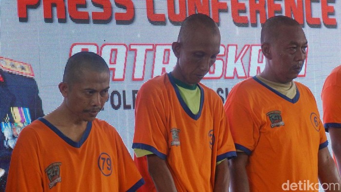 Polisi menentapkan empat tersangka kasus  pencabulan anak dibawah umur. Tiga tersangka yang di hadirkan yakni ME (43), IW (43), MR (49). Sedangka MMA (17) tidak dihadirkan, Senin (22/1/2024).