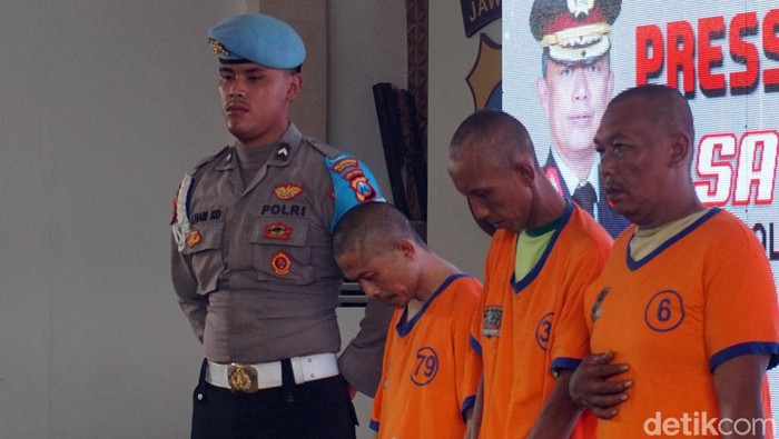 Polisi menentapkan empat tersangka kasus  pencabulan anak dibawah umur. Tiga tersangka yang di hadirkan yakni ME (43), IW (43), MR (49). Sedangka MMA (17) tidak dihadirkan, Senin (22/1/2024).
