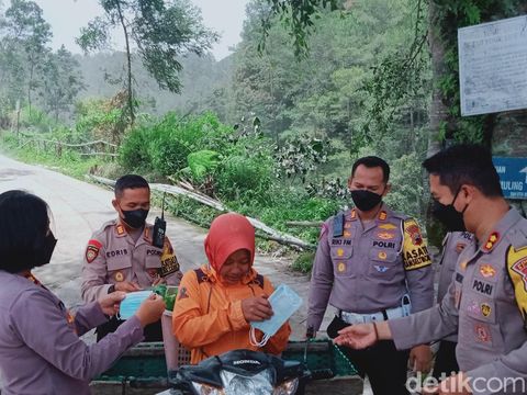 Polres Klaten bagi-bagi masker di objek wisata Girpasang, Kemalang, Kabupaten Klaten, Senin (22/1/2024).