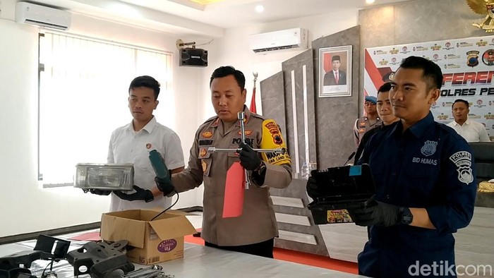 Polres Pemalang pers rilis ungkap kasus pencurian mobil pikap. Mobil korban sudah dipotong-potong pelaku, Senin (22/1/2024).