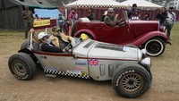 Rytecraft tahun 1935, di depan, menyalip Morris tahun 1937 pada Reli Mobil Vintage & Klasik Statesman.