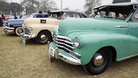Buick Super 8 tahun 1947 ditampilkan bersama dengan Chevrolet dan Wolseley dengan model yang sama, dari kanan ke kiri, di Reli Mobil Vintage & Klasik Statesman.