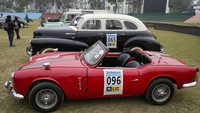 Triumph Spit Fire tahun 1963 diparkir di depan Chevrolet tahun 1947.