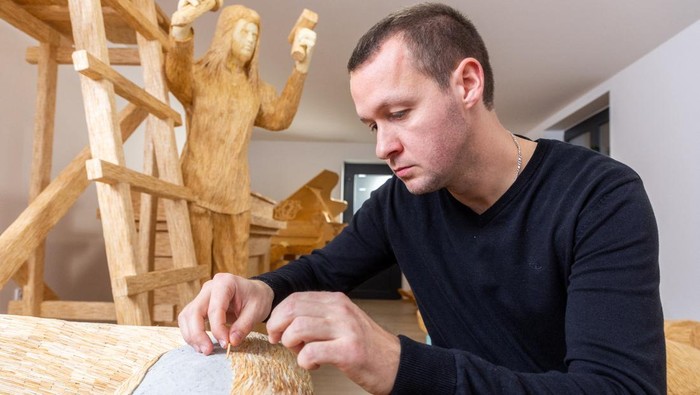 Potret Menakjubkan Karya Seni Patung dari Batang Korek Api Tomislav Horvat, 34, works on a new sculpture made of matches in Domasinec, Croatia, January 17, 2024. For the last six years, Tomislav Horvat has been working on the sculpture of Michelangelo and David which will be made of around 430,000 matches. REUTERS/Antonio Bronic