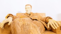 Untuk menopang patung sebesar itu, ia membuat struktur pendukung dari papier-mache atau kayu.