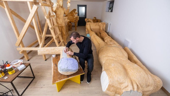 Potret Menakjubkan Karya Seni Patung dari Batang Korek Api Tomislav Horvat, 34, works on a new sculpture made of matches in Domasinec, Croatia, January 17, 2024. For the last six years, Tomislav Horvat has been working on the sculpture of Michelangelo and David which will be made of around 430,000 matches. REUTERS/Antonio Bronic