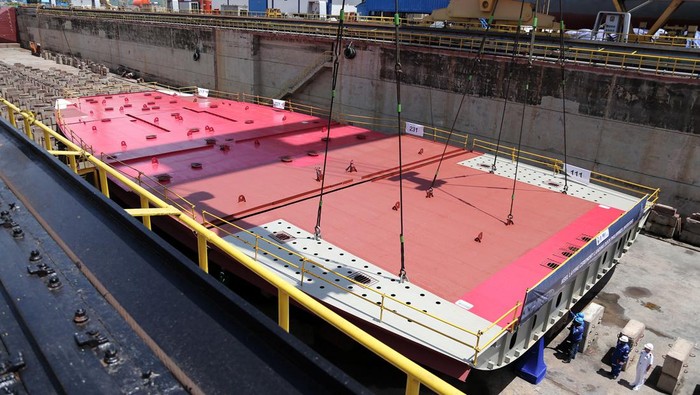 Potret Peletakan Lunas Kapal yang Dipesan Filipina Pekerja mengawasi proses peletakan llunas kapal (keel laying) Landing Dock pesanan Negara Filipina di Dok Semarang PT PAL Indonesia di Surabaya, Jawa Timur, Senin (22/1/2024). Kapal yang masuk dalam kelas Llyod's Register (LR) sepanjang 124 meter, berat 7.200 ton, kecepatan maksimal 16 Knots serta berkapasitas 680 orang tersebut ditargetkan akan selesai pada 2026. ANTARA FOTO/Moch Asim/foc.