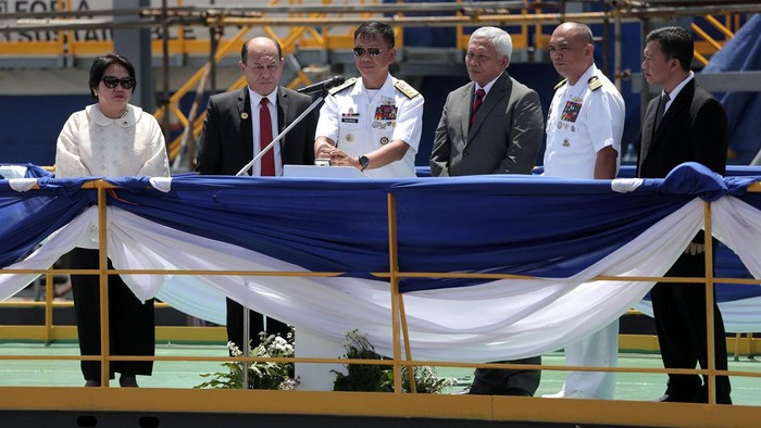 Potret Peletakan Lunas Kapal yang Dipesan Filipina Pekerja mengawasi proses peletakan llunas kapal (keel laying) Landing Dock pesanan Negara Filipina di Dok Semarang PT PAL Indonesia di Surabaya, Jawa Timur, Senin (22/1/2024). Kapal yang masuk dalam kelas Llyod's Register (LR) sepanjang 124 meter, berat 7.200 ton, kecepatan maksimal 16 Knots serta berkapasitas 680 orang tersebut ditargetkan akan selesai pada 2026. ANTARA FOTO/Moch Asim/foc.