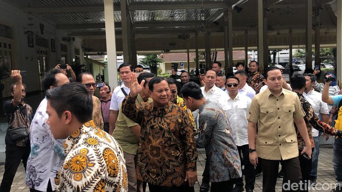 Prabowo dan Gibran di Kompleks Kepatihan Jogja, Senin (22/1/2024).
