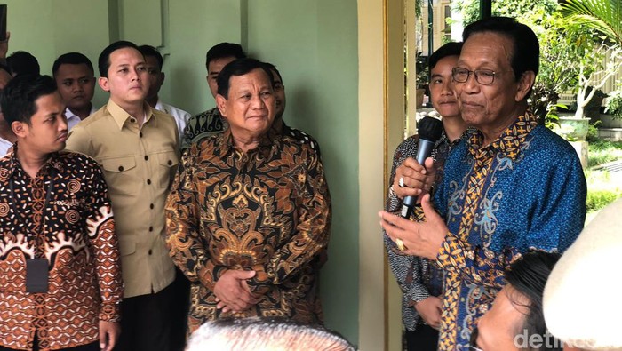 Paslon nomor urut 2 Prabowo-Gibran dan Sultan Hamengku Buwono X usai pertemuan di Kompleks Kepatihan, Senin (22/1).