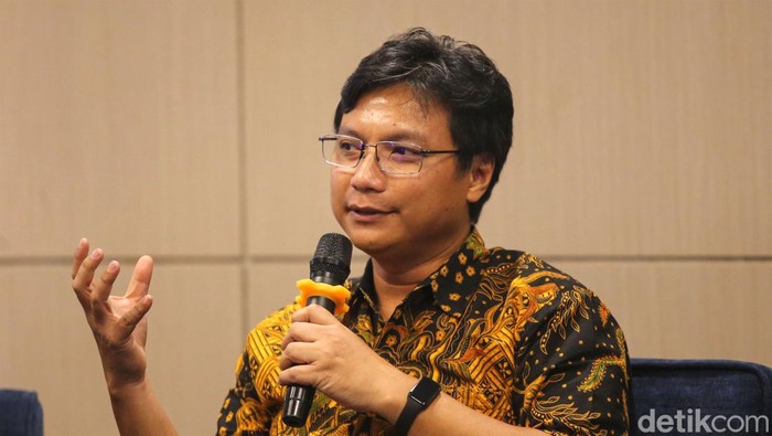 Praxis Indonesia Rilis Survei Politik Uang dalam Pemilu Dosen Departemen Politik dan Pemerintahan Fisipol UGM Arga Pribadi Imawan, Ketua Departemen Politik dan Pemerintahan serta koordinator EC Fisipol UGM Abdul Gaffar Karim, Content Creator dan Founder Malaka Project Ferry Irwandi, dan Director of Public Affairs Praxis Indonesia Sofyan Herbowo menghadiri konferensi pers #PraxiSurvey bertajuk