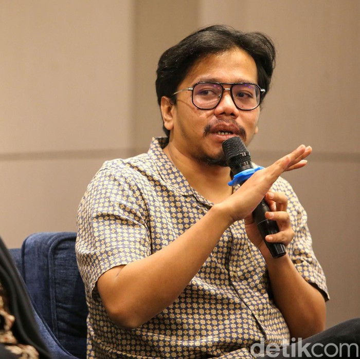 Dosen Departemen Politik dan Pemerintahan Fisipol UGM Arga Pribadi Imawan, Ketua Departemen Politik dan Pemerintahan serta koordinator EC Fisipol UGM Abdul Gaffar Karim, Content Creator dan Founder Malaka Project Ferry Irwandi, dan Director of Public Affairs Praxis Indonesia Sofyan Herbowo menghadiri konferensi pers #PraxiSurvey bertajuk 