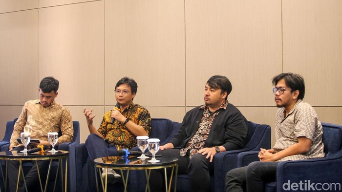 Praxis Indonesia Rilis Survei Politik Uang dalam Pemilu Dosen Departemen Politik dan Pemerintahan Fisipol UGM Arga Pribadi Imawan, Ketua Departemen Politik dan Pemerintahan serta koordinator EC Fisipol UGM Abdul Gaffar Karim, Content Creator dan Founder Malaka Project Ferry Irwandi, dan Director of Public Affairs Praxis Indonesia Sofyan Herbowo menghadiri konferensi pers #PraxiSurvey bertajuk