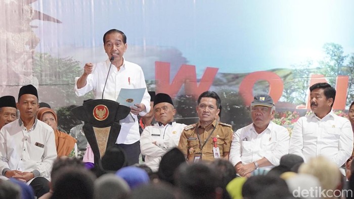 Presiden Joko Widodo di acara pembagian 3 ribu sertifikat tanah di Alun-alun Wonosobo, Senin (22/1/2024).