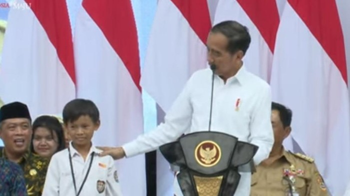 Presiden Joko Widodo saat penyerahan Bantuan Program Indonesia Pintar tahun 2024 di Lapangan Tenis Moncer Serius GOR Samapta Kota Magelang, Senin (22/1/2024).