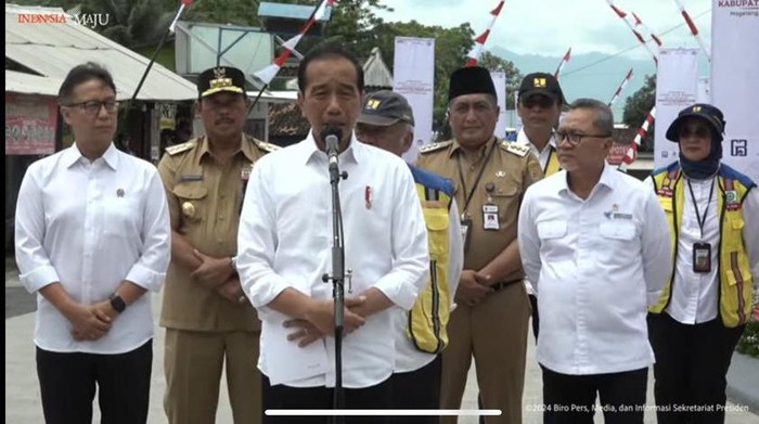 Presiden Jokowi (bicara dengan menggunakan mic)-(YouTube Sekretariat Presiden)