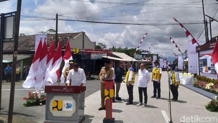 Presiden Jokowi meresmikan jalan evakuasi di ruas Muntilan-Keningar Kecamatan Dukun, Kabupaten Magelang, Senin (22/1/2024).