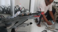 Perajin mengatakan setiap bulan dirinya mampu menjual 50 unit miniatur berbagai pesawat militer sebagai suvenir ke Malaysia dan berbagai kota di Indonesia melalui media sosial dengan harga Rp 145 ribu hingga Rp 2,5 juta per unit tergantung ukuran. 