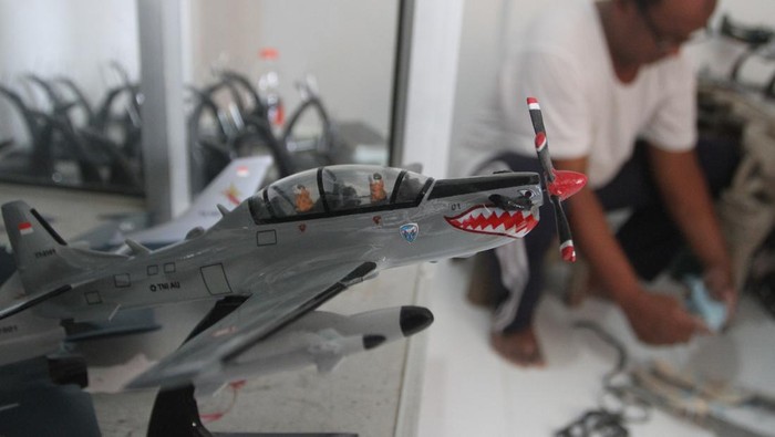Perajin membuat miniatur pesawat militer berbahan resin fiber di rumah produksi Zaps Model Miniatur di Pakis, Malang, Jawa Timur, Senin (22/1/2024). Perajin mengatakan setiap bulan dirinya mampu menjual 50 unit miniatur berbagai pesawat militer sebagai suvenir ke Malaysia dan berbagai kota di Indonesia melalui media sosial dengan harga Rp145 ribu hingga Rp2,5 juta per unit tergantung ukuran. ANTARA FOTO/Ari Bowo Sucipto/aww.