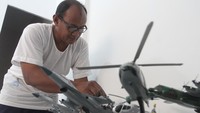 Perajin menata miniatur pesawat militer berbahan resin fiber buatannya di rumah produksi Zaps Model Miniatur di Pakis, Malang, Jawa Timur, Senin (22/1/2024).