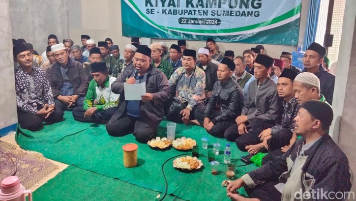 Puluhan Kiai Kampung se-Kabupaten Sumedang mendeklarasikan diri dengan menyatakan dukungannya kepada Paslon Capres-Cawapres RI Prabowo Subianto-Gibran Rakabuming Raka.