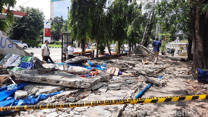 Puslabfor olah TKP tembok roboh yang menewaskan 3 orang di Tebet, Jakarta Selatan, Senin (22/1/2024) siang ini.