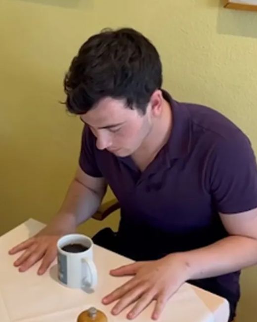 Gila! Pria ini memecahkan rekor peminum kopi tercepat di dunia