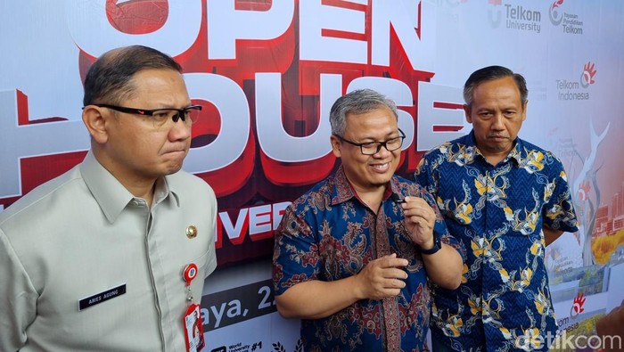 Rektor Telkom University Prof. Adiwijaya, Direktur Telkom University Surabaya Prof Tri Arief, dan Kepala Dinas Pendidikan Provinsi Jatim Aries Agung Paewai.
