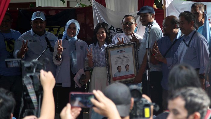 Relawan Alumni dan Akademisi Perguruan Tinggi Dukung Prabowo-Gibran Wakil Ketua TKN Prabowo-Gibran, Grace Natalie saat menerima pataka dari perwakilan Relawan Alumni dan Akademisi di Kediaman Prabowo, Kertanegara 4, Jakarta, Senin, 22 Januari 2024. Relawan Alumni dan Akademisi dari sejumlah kampus mendeklarasikan dukungan kepada pasangan Calon Presiden dan Calon Wakil Presiden nomor urut 2, Prabowo Subianto dan Gibran Rakabuming Raka pada Pilpres 2024