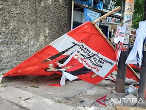 Baliho Caleg Roboh Diterpa Angin Kencang hingga Timpa Pemotor di Cakung