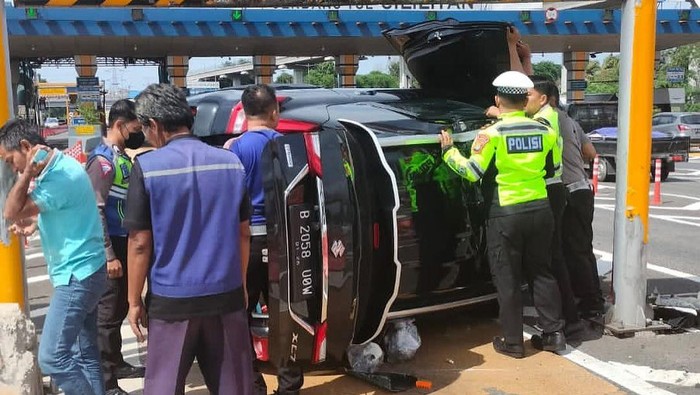 Sebuah mobil terguling di GT Cililitan arah Cawang