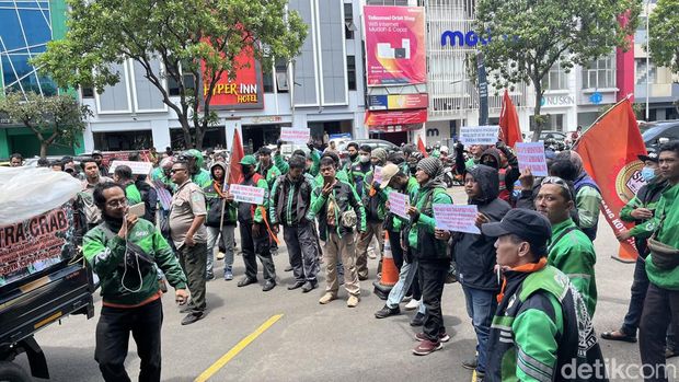 Sejumlah massa Driver Ojek Online (Ojol) Grab melakukan demo di Grab Office Bandung Paskal Blok F 35-37, Jalan Pasir Kaliki, Cicendo, Kota Bandung.