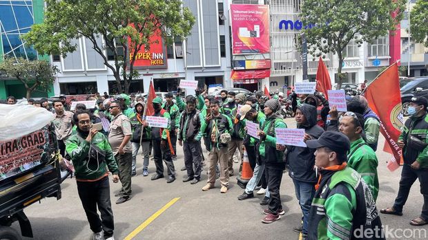 Sejumlah massa Driver Ojek Online (Ojol) Grab melakukan demo di Grab Office Bandung Paskal Blok F 35-37, Jalan Pasir Kaliki, Cicendo, Kota Bandung.