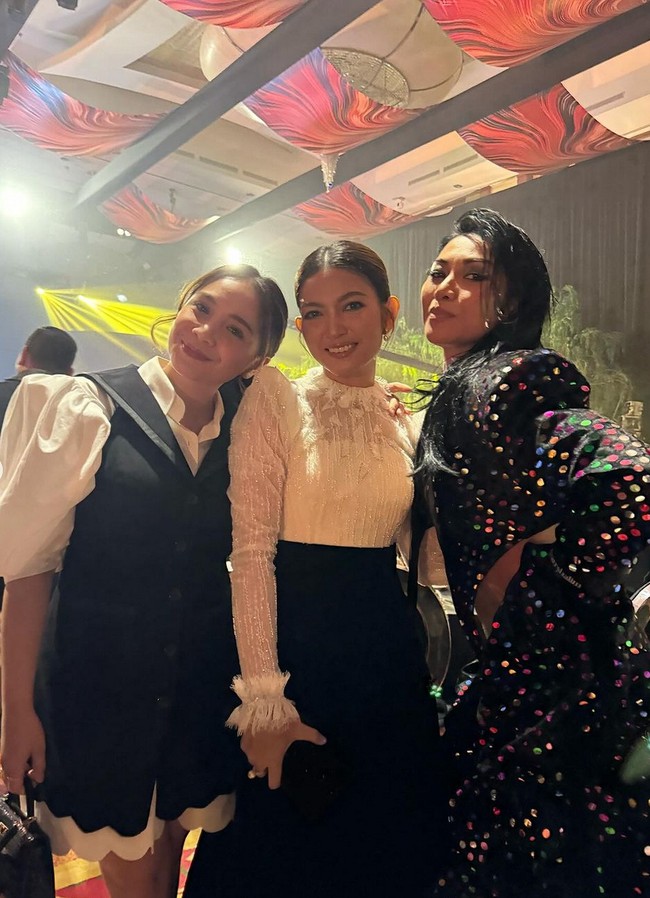 Keseluruhan busananya memancarkan aura klasik, chic dan bersahaja . Foto: Instagram/@raffinagita1717