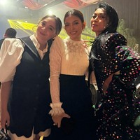 Keseluruhan busananya memancarkan aura klasik, chic dan bersahaja . Foto: Instagram/@raffinagita1717