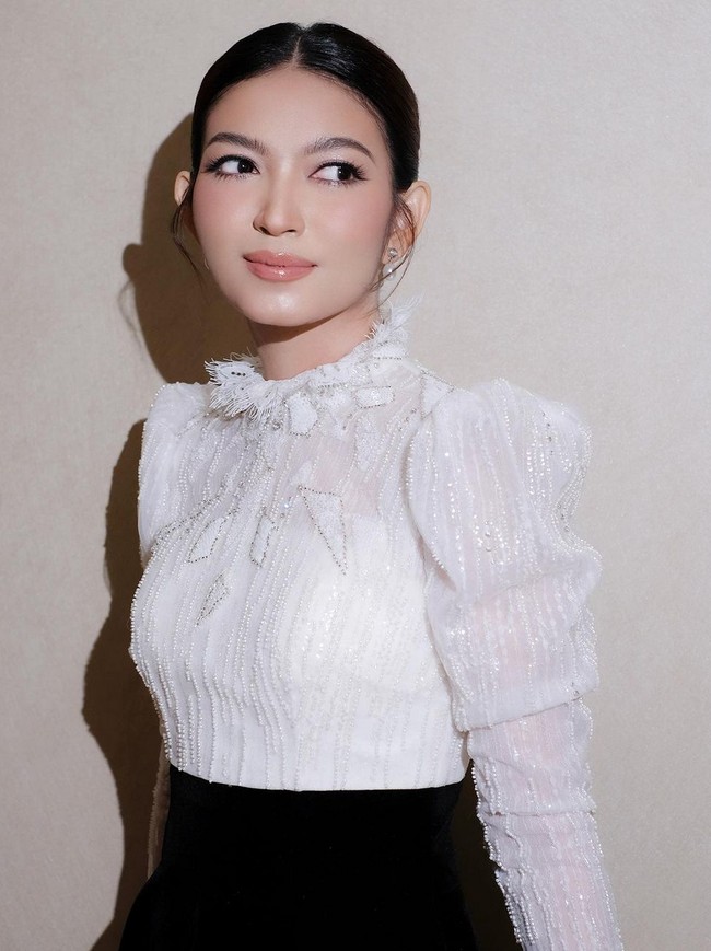 Soft glam makeup membuat penampilan wajah Selvi terlihat glamor tanpa terkesan berlebihan. Makeup artist Kun Soo memfokuskan riasan pada mata dengan winged eyeliner dan bulu mata nan lentik. Foto: Instagram/@kunsoomakeupartist