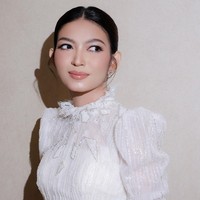 Soft glam makeup membuat penampilan wajah Selvi terlihat glamor tanpa terkesan berlebihan. Makeup artist Kun Soo memfokuskan riasan pada mata dengan winged eyeliner dan bulu mata nan lentik. Foto: Instagram/@kunsoomakeupartist