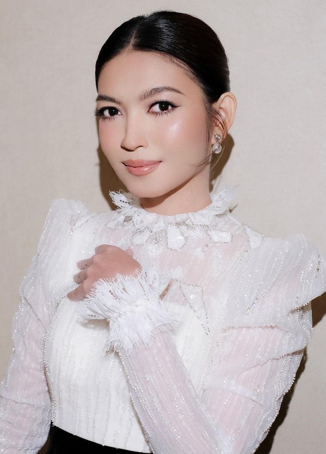 Semburat warna peach pada pipi memberi rona segar. Sementara lipstik nude peach memancarkan kesan elegan. Foto: Instagram/@kunsoomakeupartist