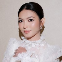 Semburat warna peach pada pipi memberi rona segar. Sementara lipstik nude peach memancarkan kesan elegan. Foto: Instagram/@kunsoomakeupartist