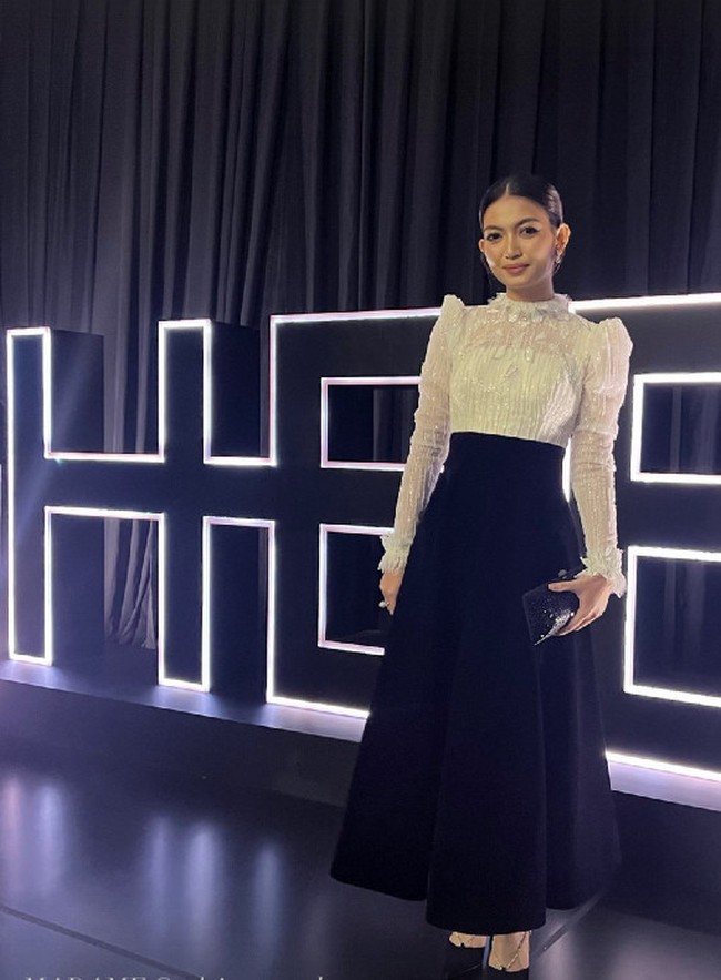 Selvi Ananda memilih gaya modest bernuansa monokrom. Gaun datang dari koleksi Maison Baaz Couture. Foto: Instagram/@maisonbaazcouture