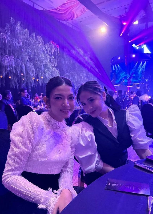 Ibu dua anak ini tampak akrab dengan Nagita Slavina yang juga mengenakan busana nuansa hitam-putih. Foto: Instagram/@raffinagita1717