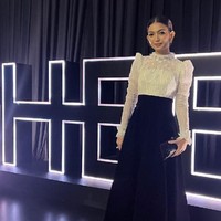 Selvi Ananda memilih gaya modest bernuansa monokrom. Gaun datang dari koleksi Maison Baaz Couture. Foto: Instagram/@maisonbaazcouture