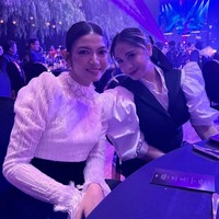 Ibu dua anak ini tampak akrab dengan Nagita Slavina yang juga mengenakan busana nuansa hitam-putih. Foto: Instagram/@raffinagita1717