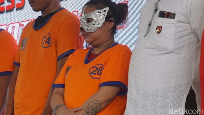 Seorang ibu berinisial ACA (26) warga Surabaya ditetapkan tersangka, setelah melakukan penganiayaan dengan menyiram air panas, Senin (22/1/2024).