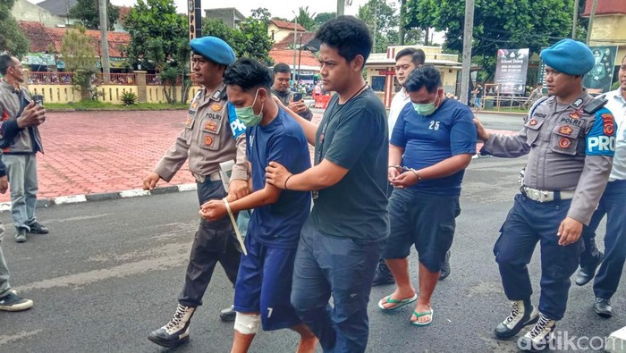 Seorang penjual Cilor, Parid Harja (27) dan penadah handphone Adam Alamsyah (24) saat diamankan polisi.