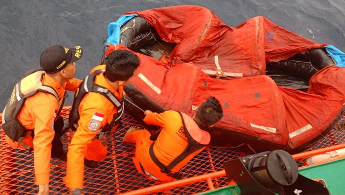 Tim SAR evakuasi sekoci diduga milik Kapal LCT Bora V yang hilang kontak di Perairan Tagulandang, Kabupaten Siau Tagulandang Biaro (Sitaro).