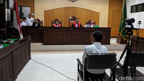 Sidang kasus korupsi suap dan gratifikasi eks Wali Kota Bima Muhammad Lutfi di Pengadilan Negeri Tindak Pidana Korupsi Mataram, Senin (22/1/2024). (Ahmad Viqi)