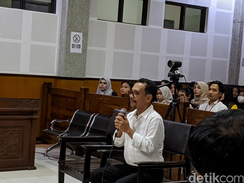 Sidang perdana kasus korupsi Wali Kota Bima Muhammad Lutfi di Pengadilan Negeri Tindak Pidana Korupsi Mataram, Senin (22/1/2024). (Ahmad Viqi/detikBali)