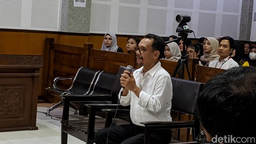 Sidang perdana kasus korupsi Wali Kota Bima Muhammad Lutfi di Pengadilan Negeri Tindak Pidana Korupsi Mataram, Senin (22/1/2024). (Ahmad Viqi/detikBali)