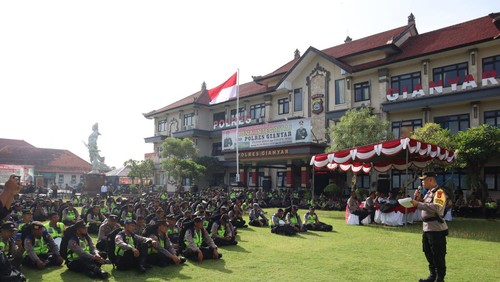 Simulasi pengamanan Pemilu 2024 di Lapangan Endra Dharmalaksana Mapolres Gianyar, Senin (22/1/2024).